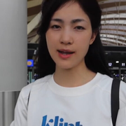 中国女网红“微小微”在上海浦东机场准备出国时才被告知，护照数月前已被公安注销。（视频截图）