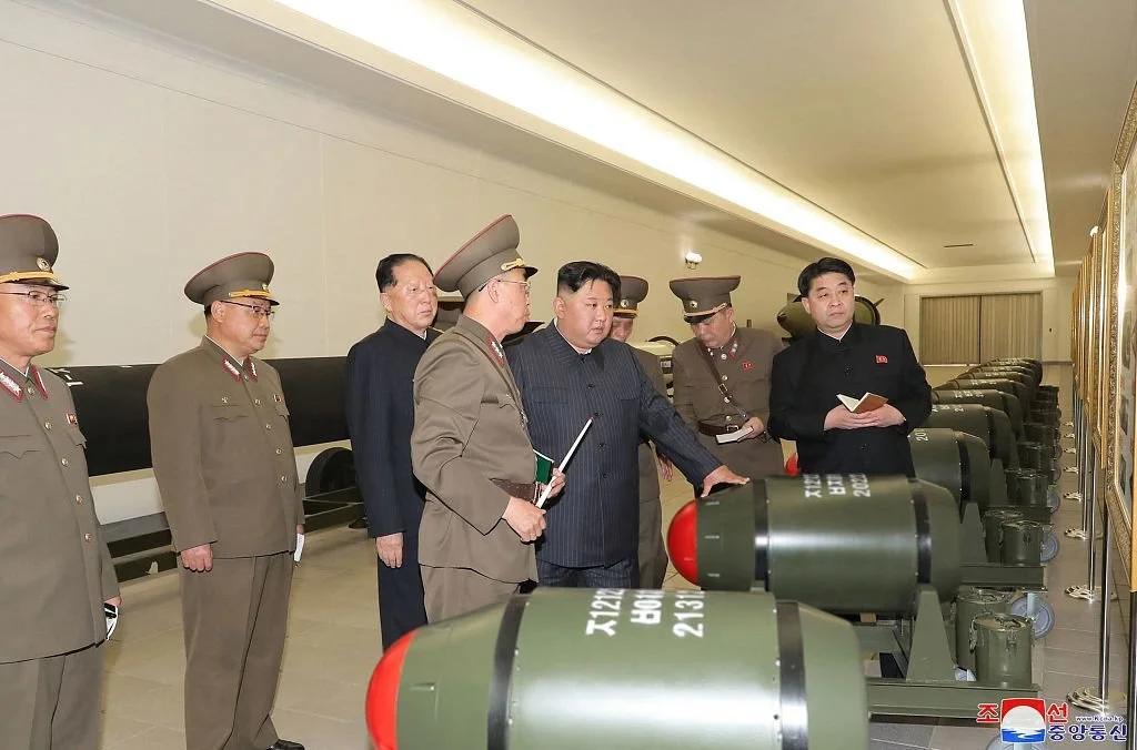 当地时间2023年3月27日，朝鲜，朝鲜最高领导人金正恩在一个未知地点视察核武器项目。视觉中国 图