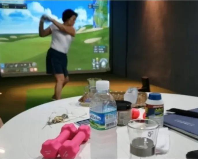 ·全宇元的奶奶李顺子在家中有一个虚拟高尔夫练习场。