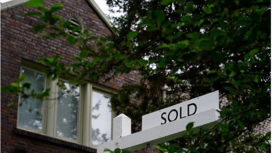 房屋供应紧张、贷款利率增长 全美现房销售降至逾13年低点