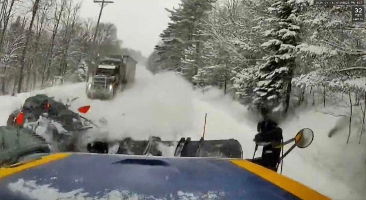 惊险！纽约州一辆轿车试图超车迎面撞上铲雪车