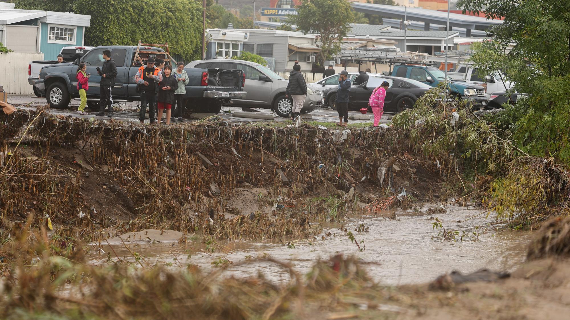 加州迎暴雨天气 道路积水严重